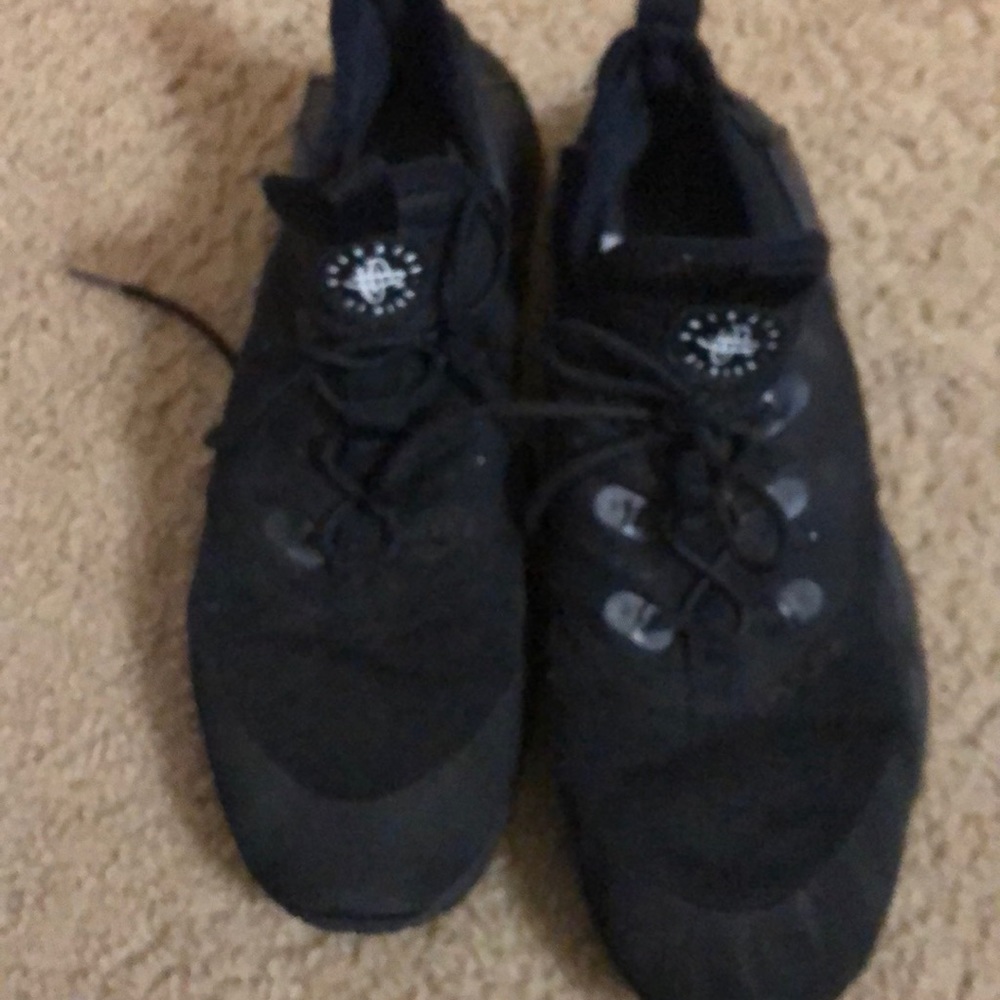 Black nike Hurache shoes size 7Y
